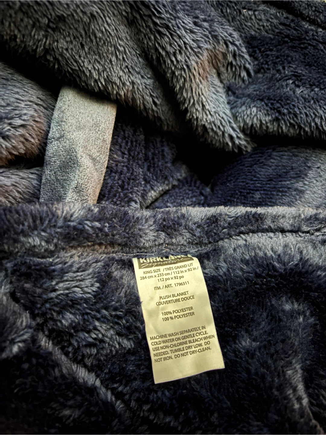NWOT Kirkland Queen Plush Blanket - photo 2