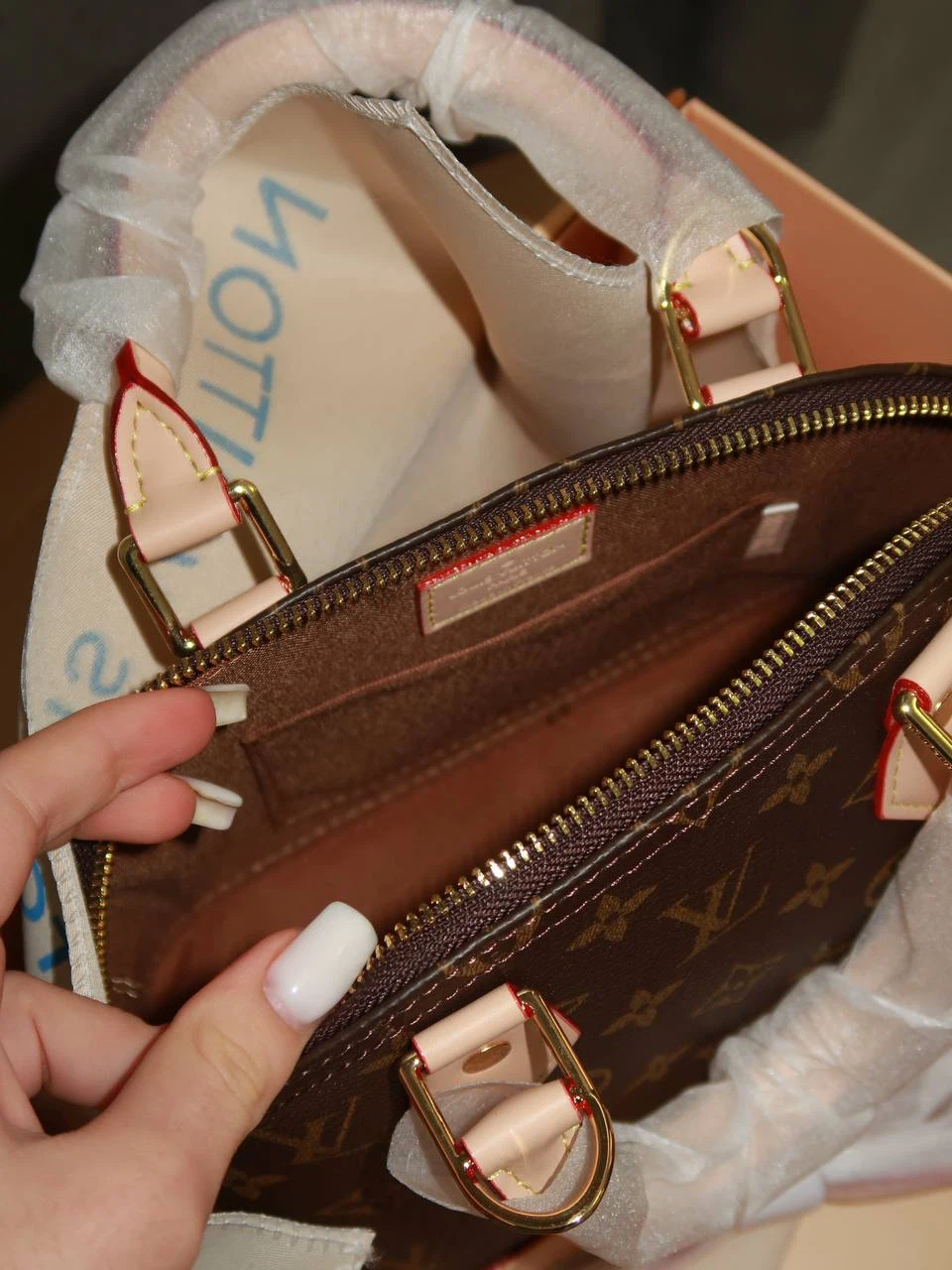 Louis Vuitton Alma BB Monogram Handbag - photo 3