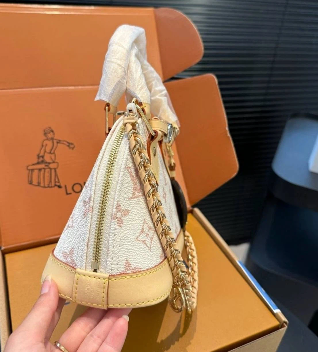 Louis Vuitton Alma BB handbag - photo 3