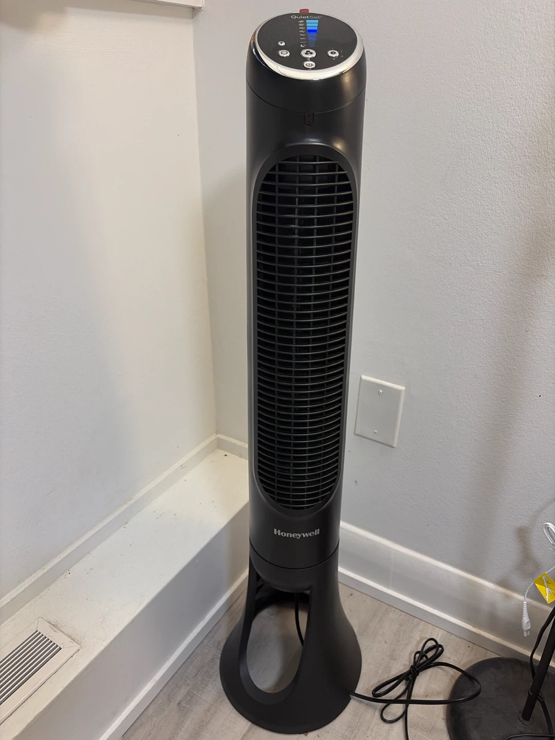 Honeywell QuietSet 8 Tower Fan (box included) - photo 5