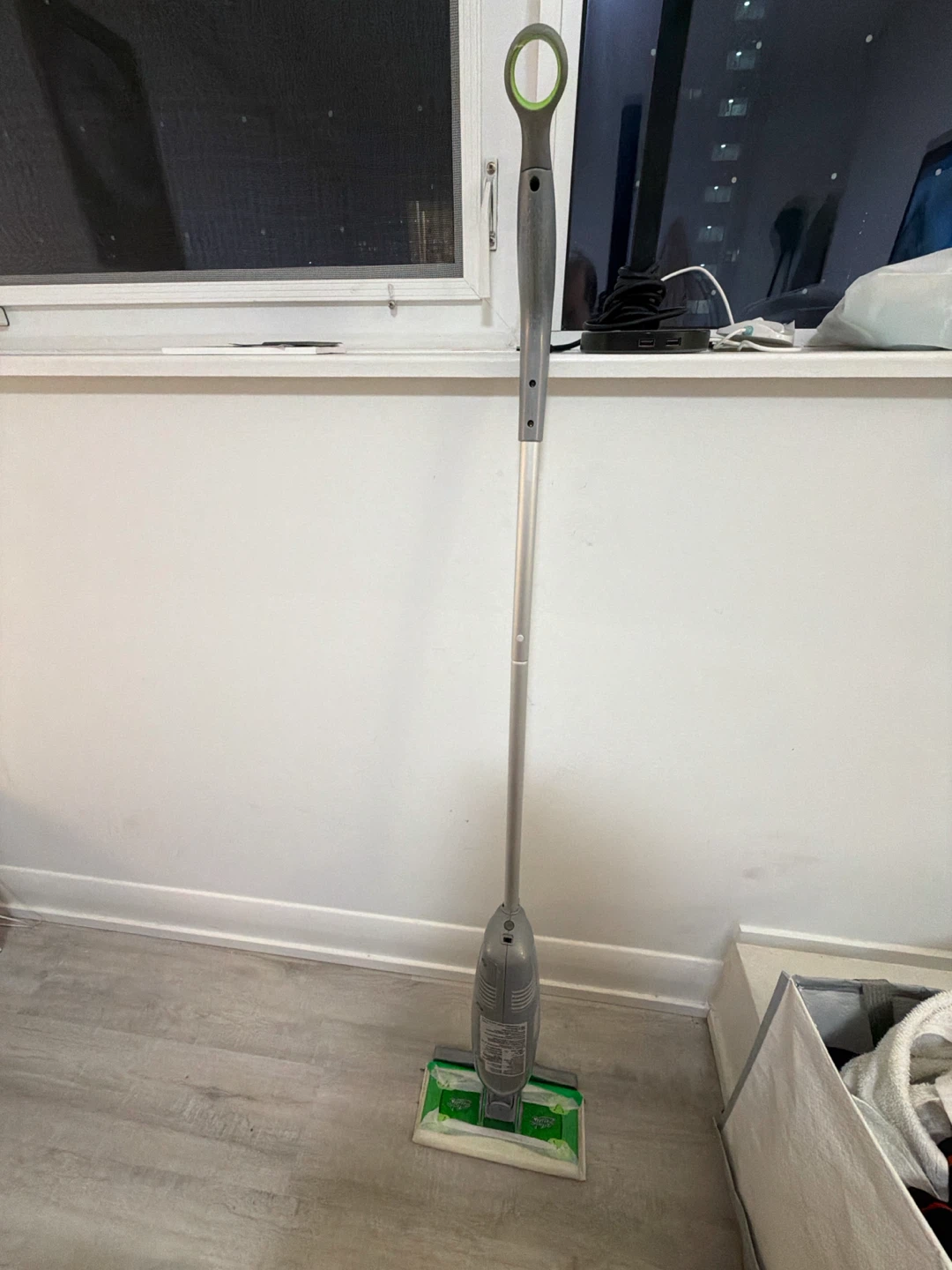 Moving Sale Swiffer Sweeper Vaccum Wet & Dry Mop