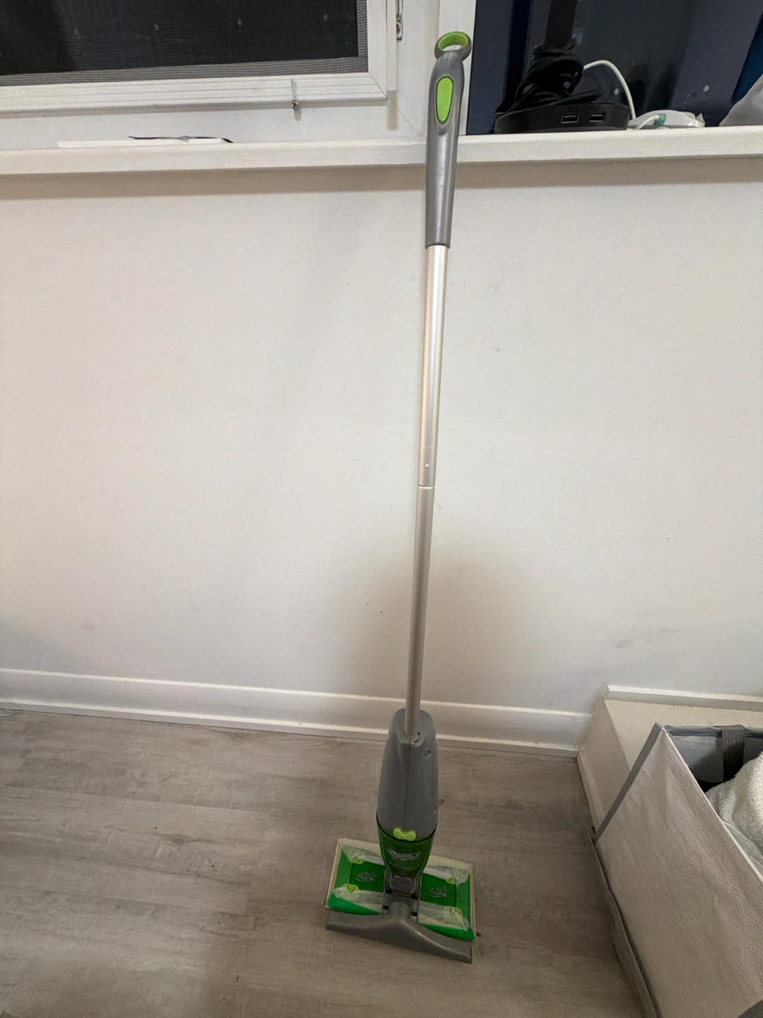 Moving Sale Swiffer Sweeper Vaccum Wet & Dry Mop - photo 2