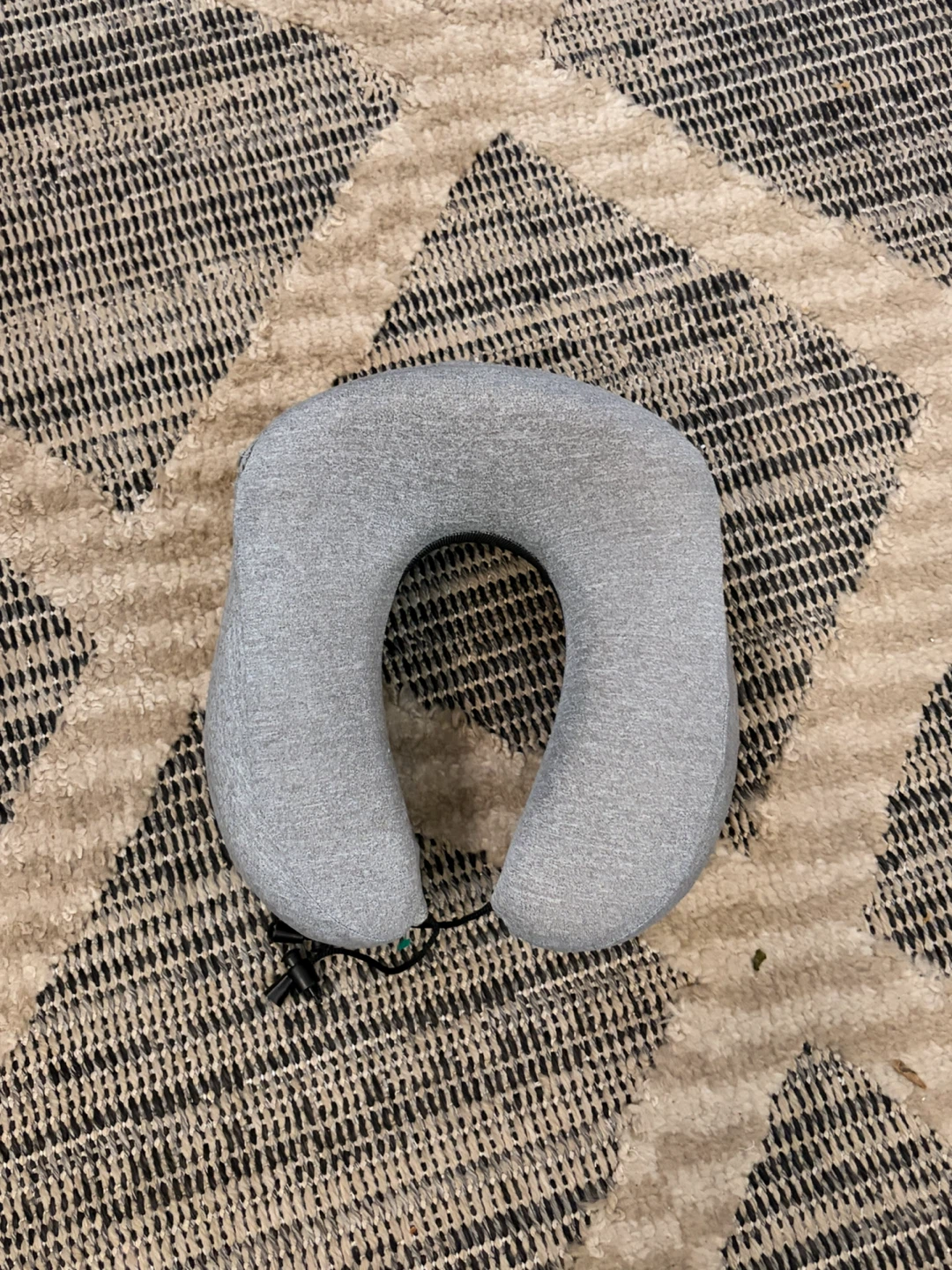 Gray and black travel neck pillow Very Comfortable - photo 2