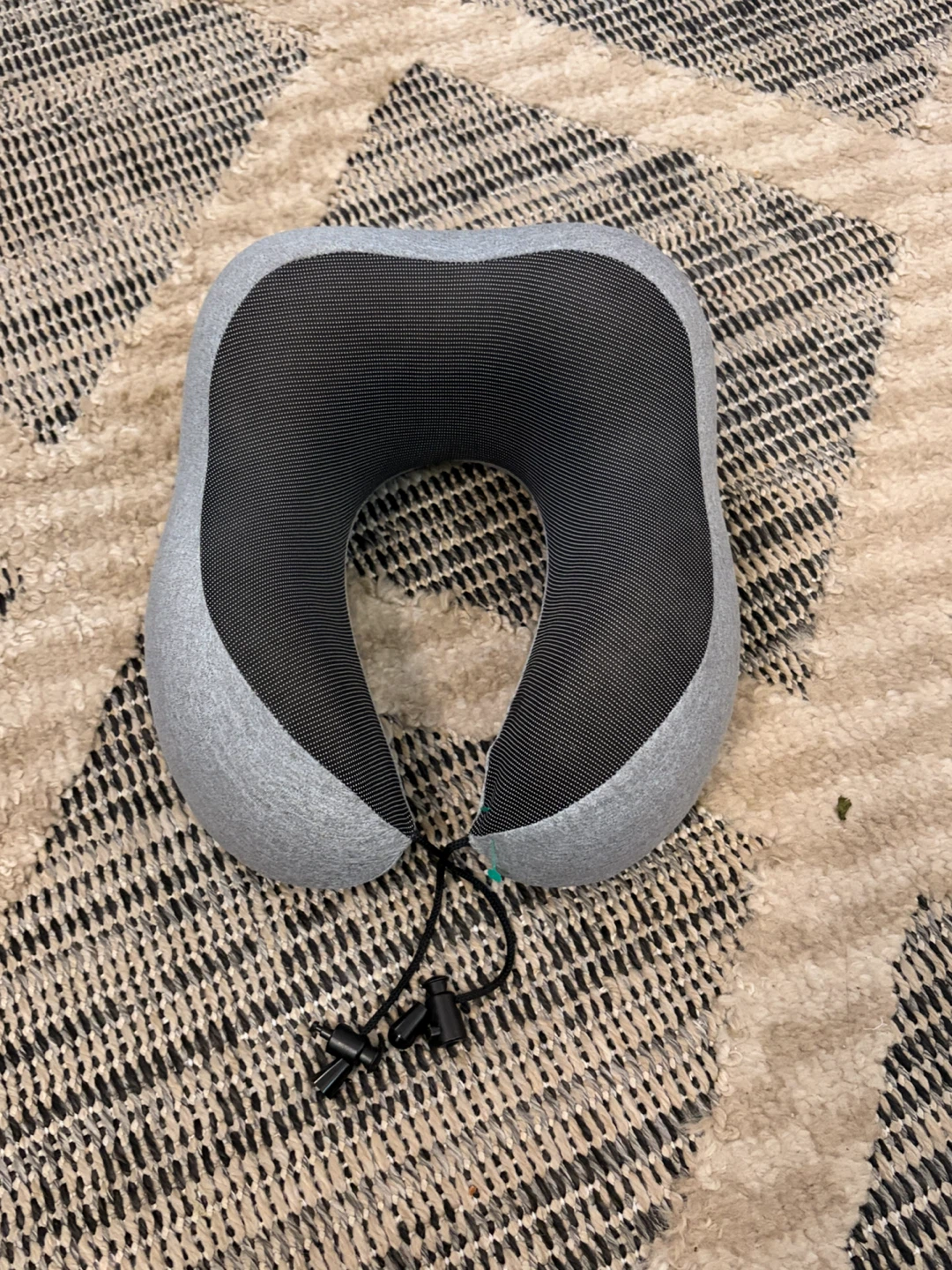 Gray and black travel neck pillow Very Comfortable - photo 3