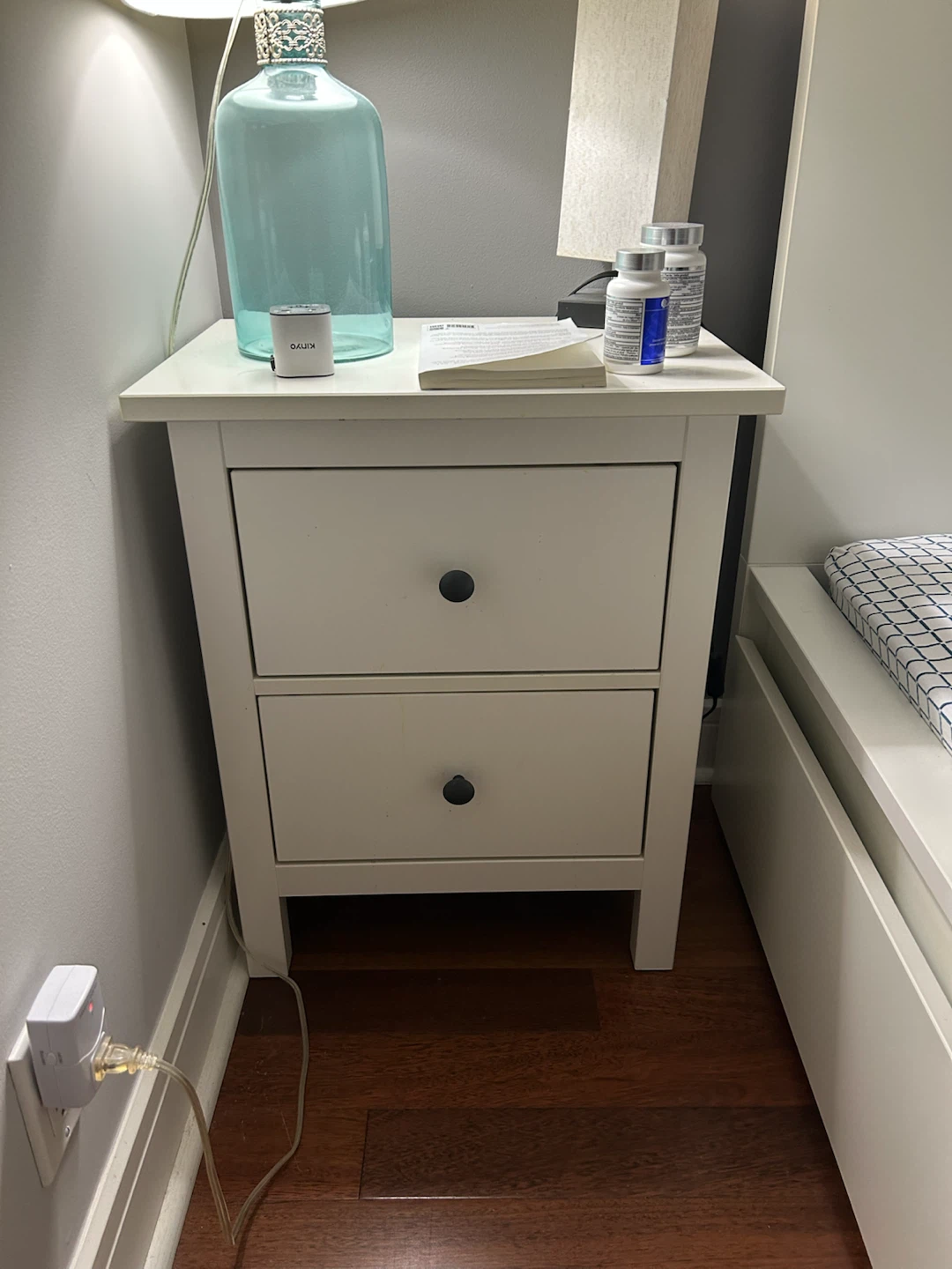 Set of 2 White Nightstands