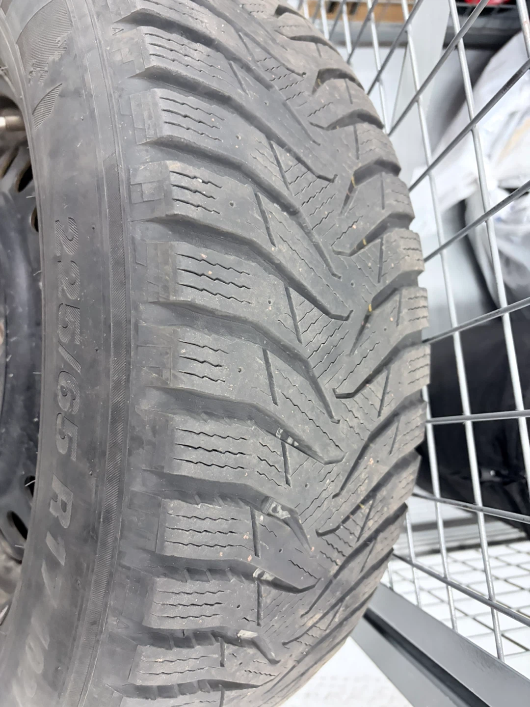 Kumho WinterCraft SUV WS31 Tire 225/65R17 - photo 4