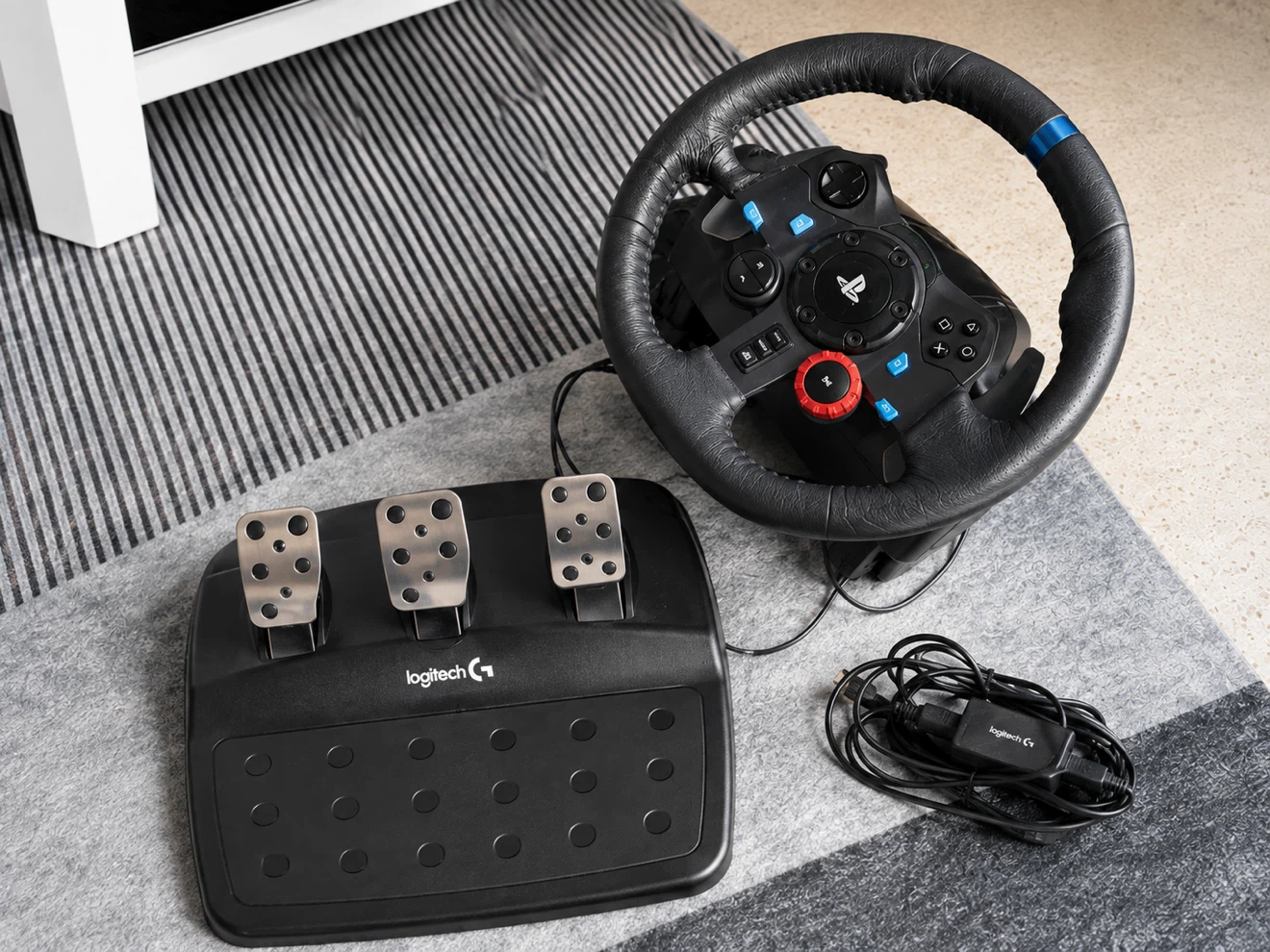 Logitech G29 Driving Force Racing Wheel + 3 Pedals – PS5/PS4/PC