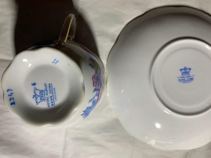 Royal Albert Bone China Teacup and Saucer Set - photo 3