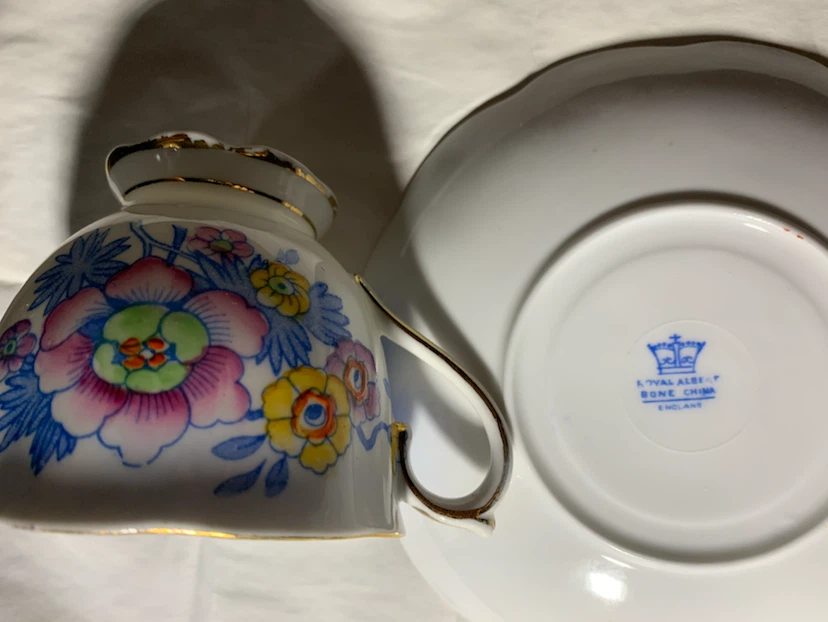 Royal Albert Bone China Teacup and Saucer Set - photo 4