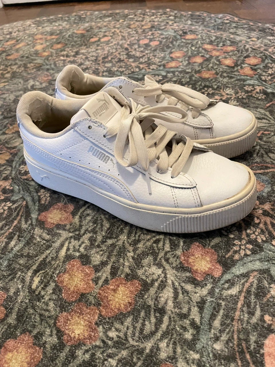 Sz 6/7 Puma White Sneakers