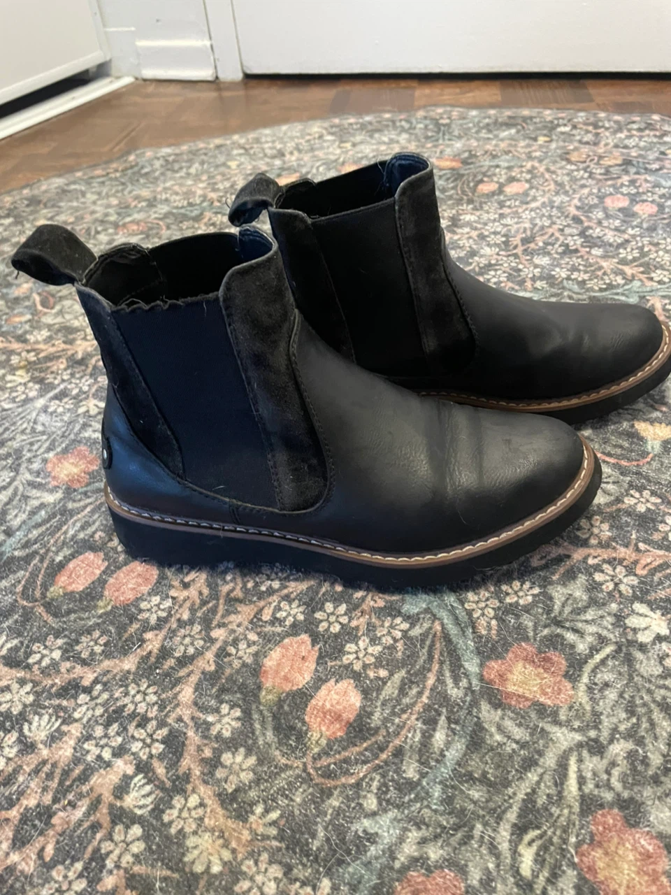 Sz 7 - Chelsea Boots