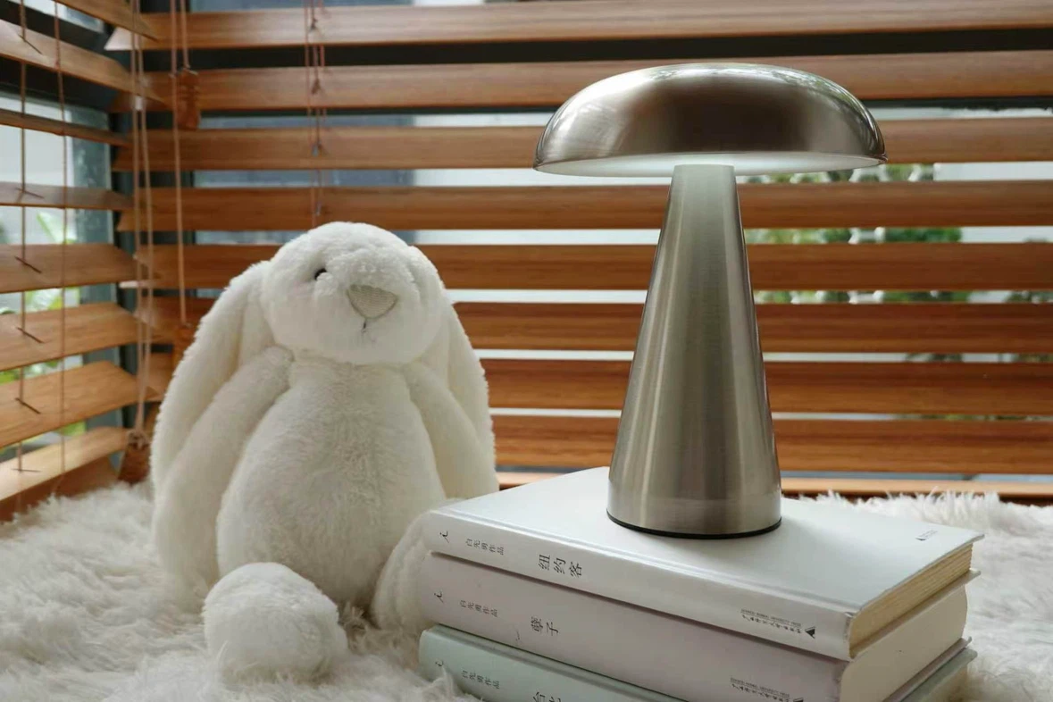 Modern Metal Table Lamp - photo 3