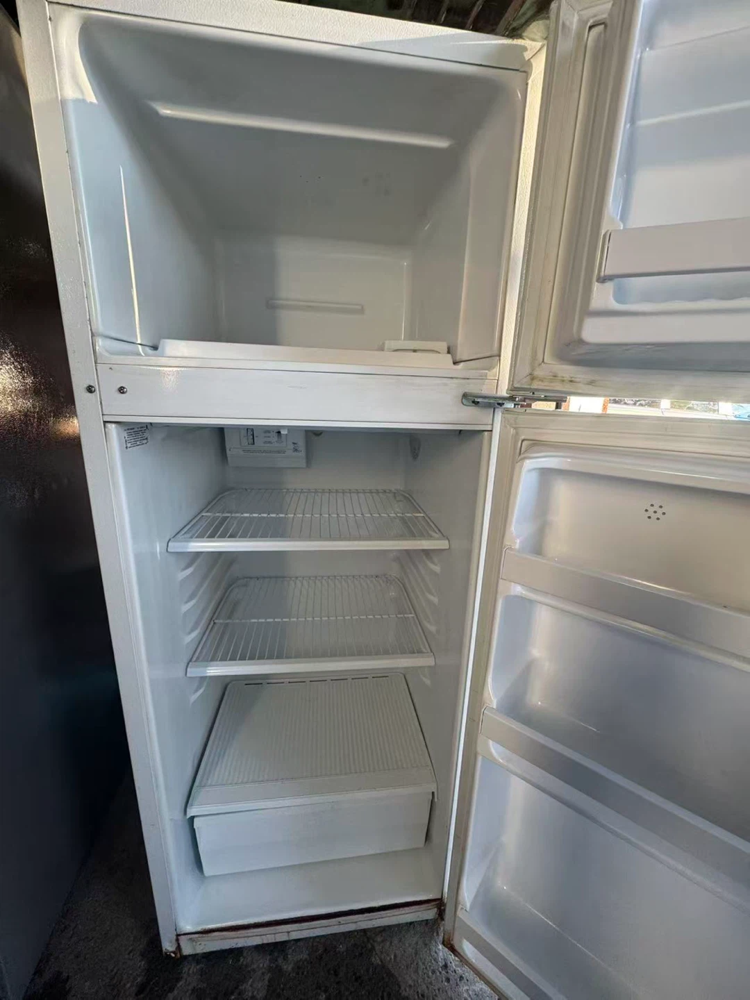 Good condition Frigidaire 23’ fridge $250 - photo 4