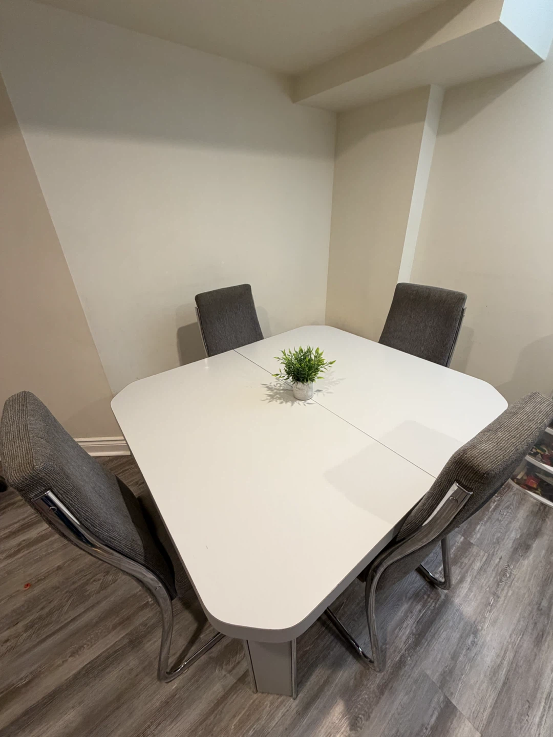 White Dining Table with 4 Grey Fabric Chairs - photo 3