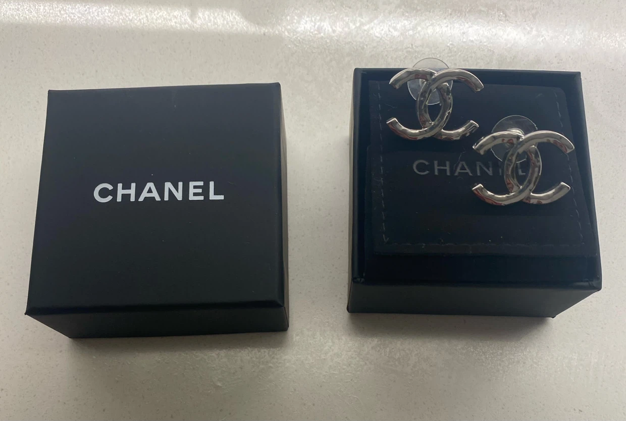 CHANEL CC Earrings （Authentic）