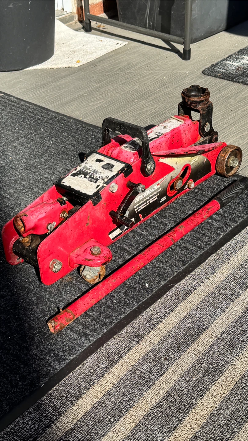 MotoMaster hydraulic floor jack 2.5Tone
