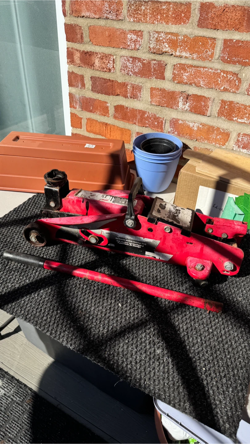 MotoMaster hydraulic floor jack 2.5Tone - photo 2