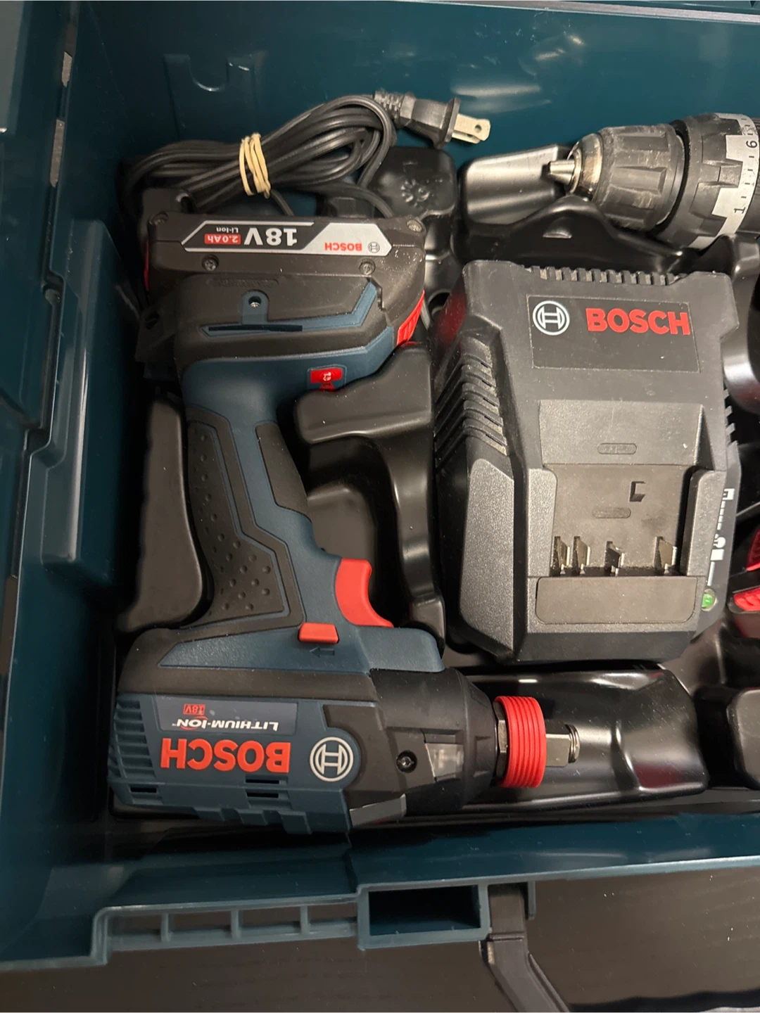 Bosch 18V Cordless Drill and Impact Driver Combo Kit - photo 3