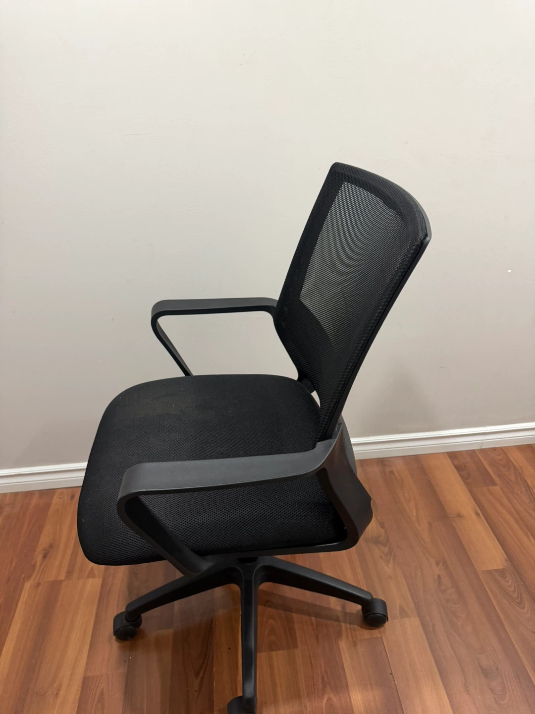 Black Mesh Office Chair - Excellent Condition - photo 2