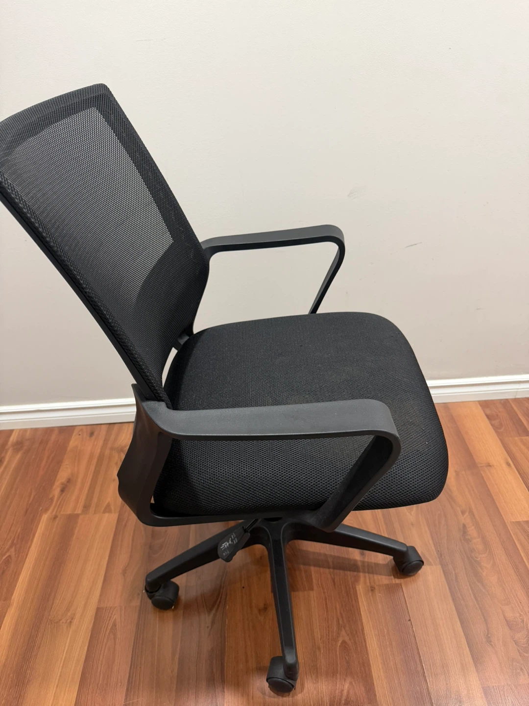 Black Mesh Office Chair - Excellent Condition - photo 4