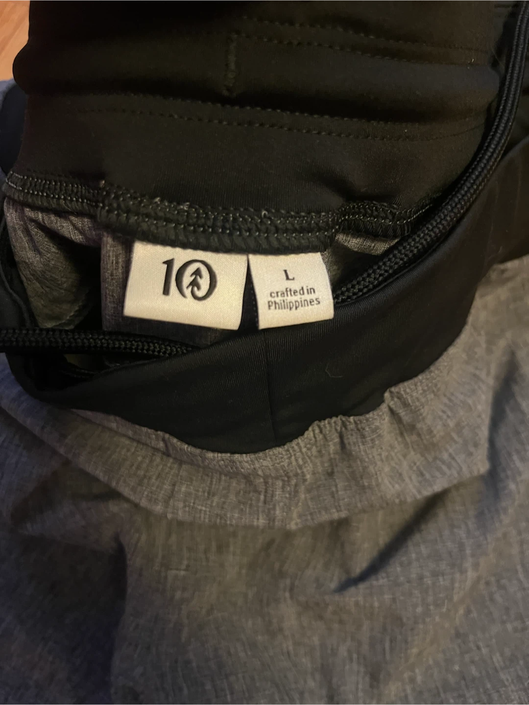 tentree men’s grey/black large Bermuda shorts - photo 2