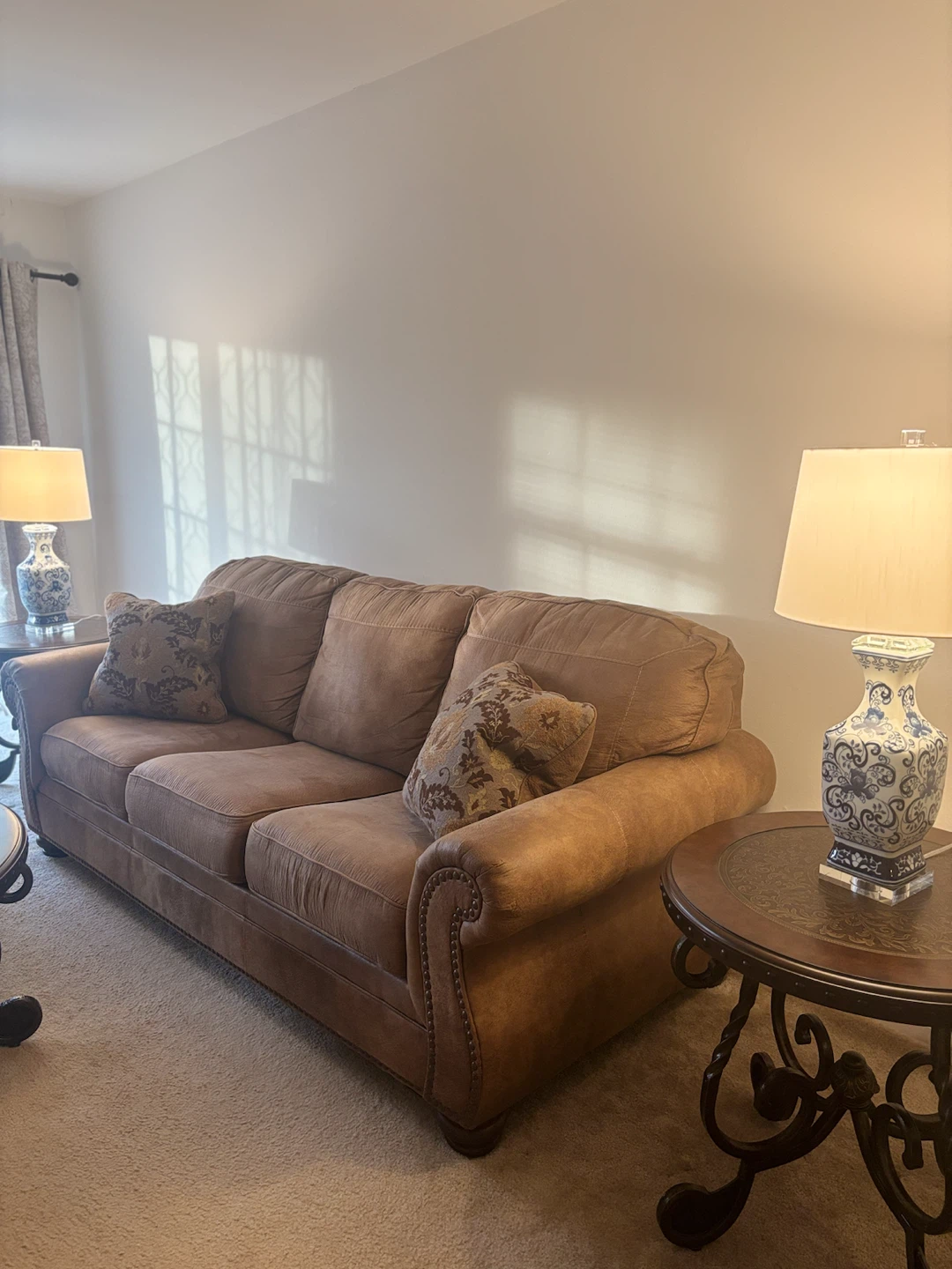 Living Room Set - Excellent Condition - photo 2