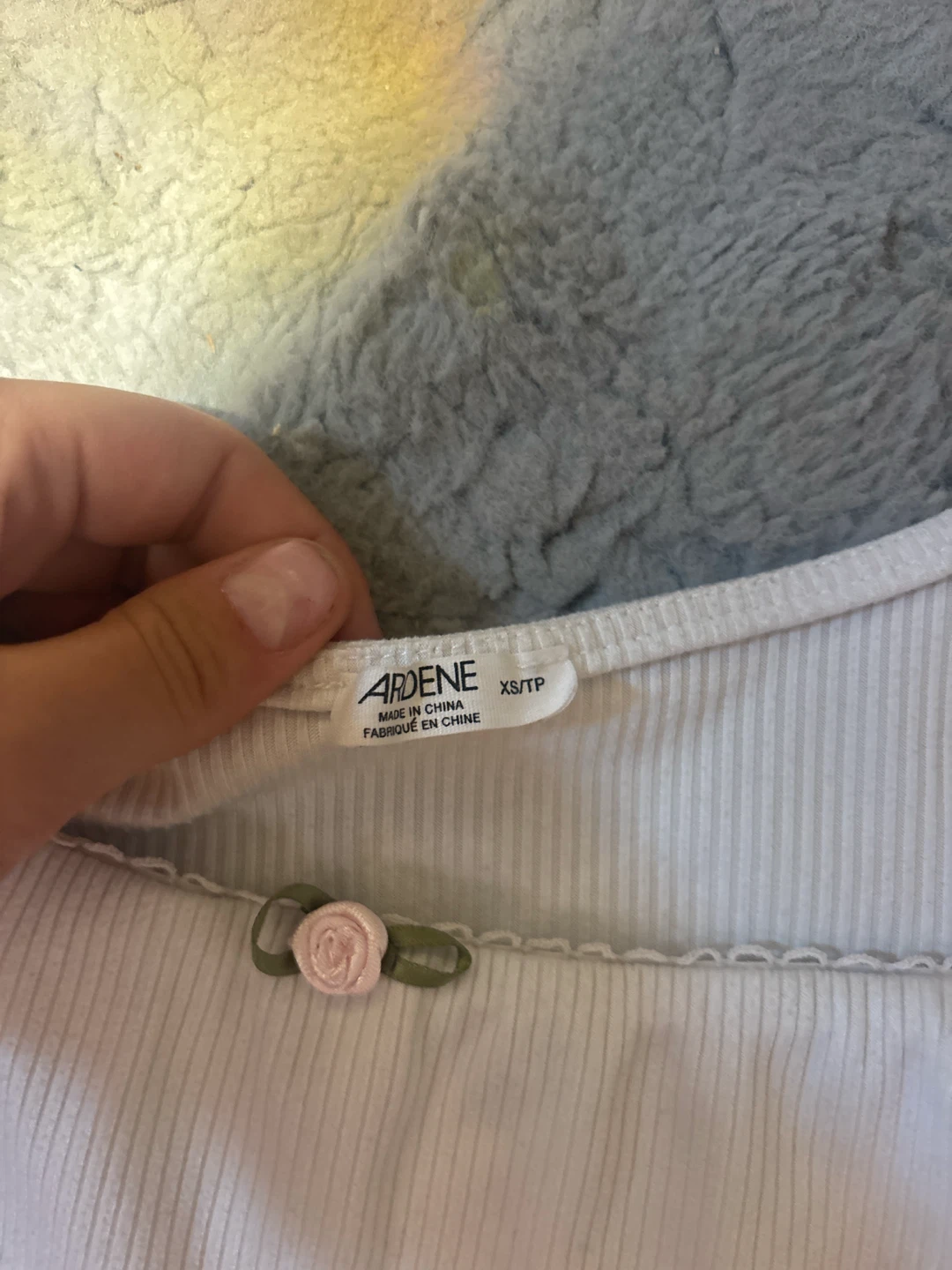 Ardene white long sleeve top with rose detail - photo 2