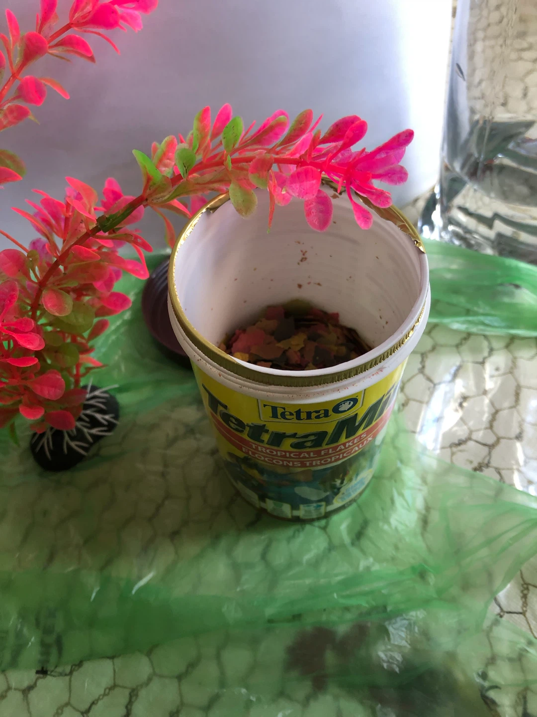 TetraMin Tropical Flakes and 2 Aquarium Plants