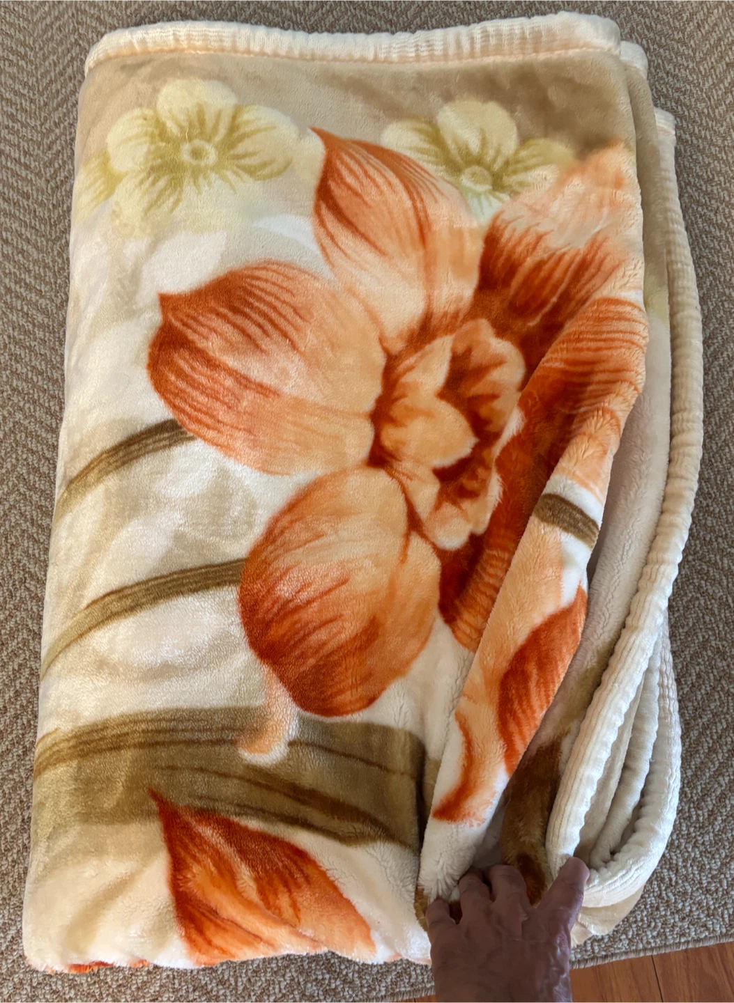 Beautiful Floral pattern thick fleece blanket (5.5 x 7 feet)
