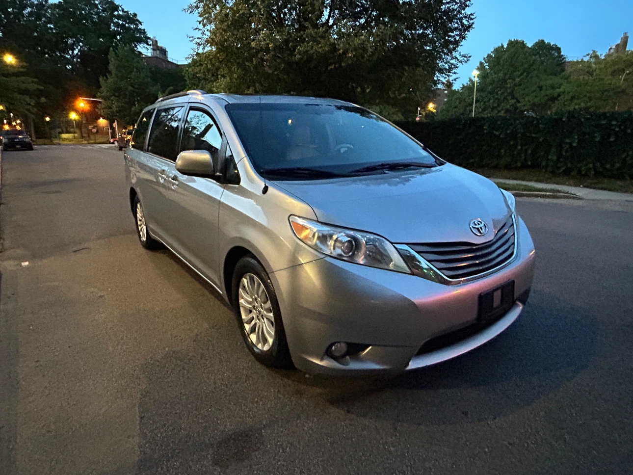 2013 Toyota Sienna XLE - photo 2