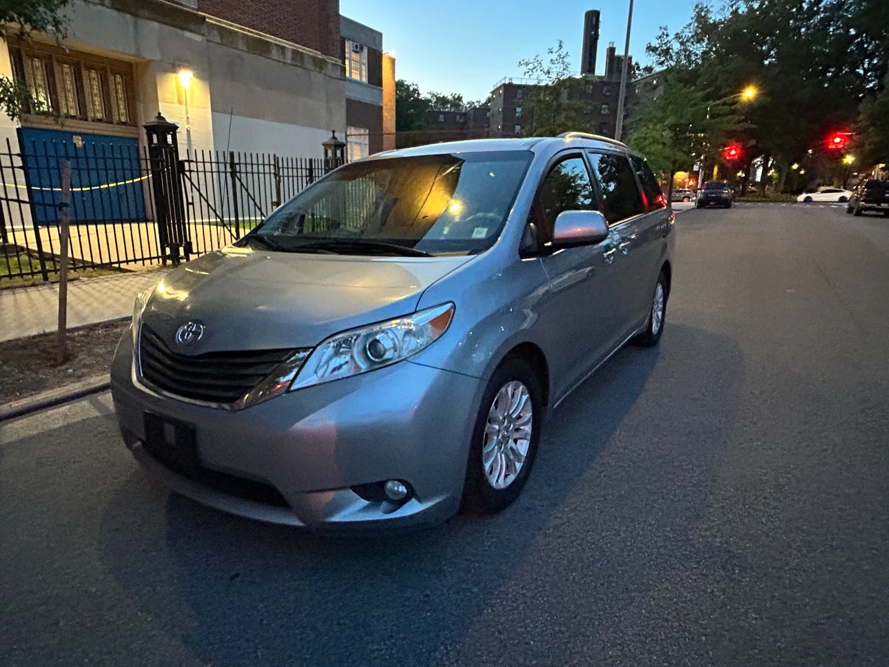 2013 Toyota Sienna XLE - photo 3