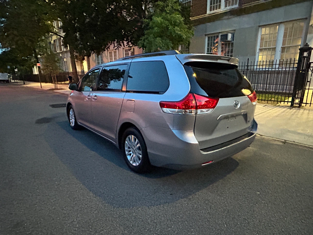 2013 Toyota Sienna XLE - photo 5