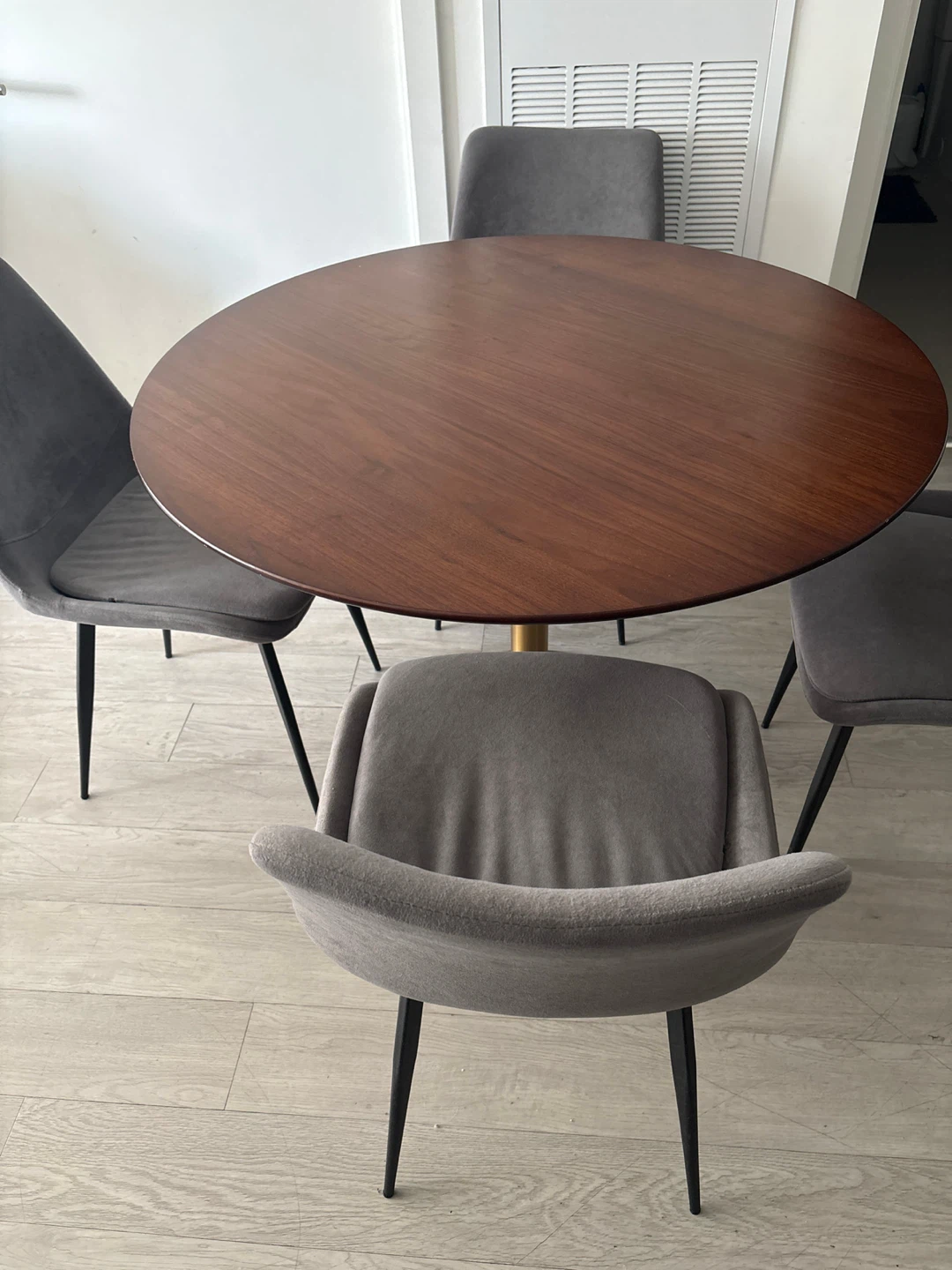 Modern Round Dining Table with 4 upholstered Chairs