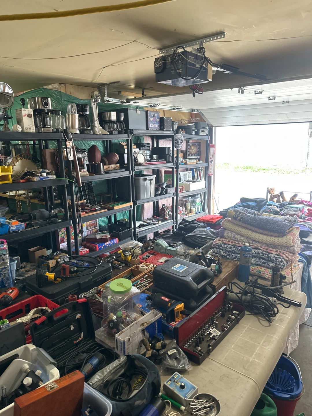 Garage sale. Bring friends and family for great deals - photo 2