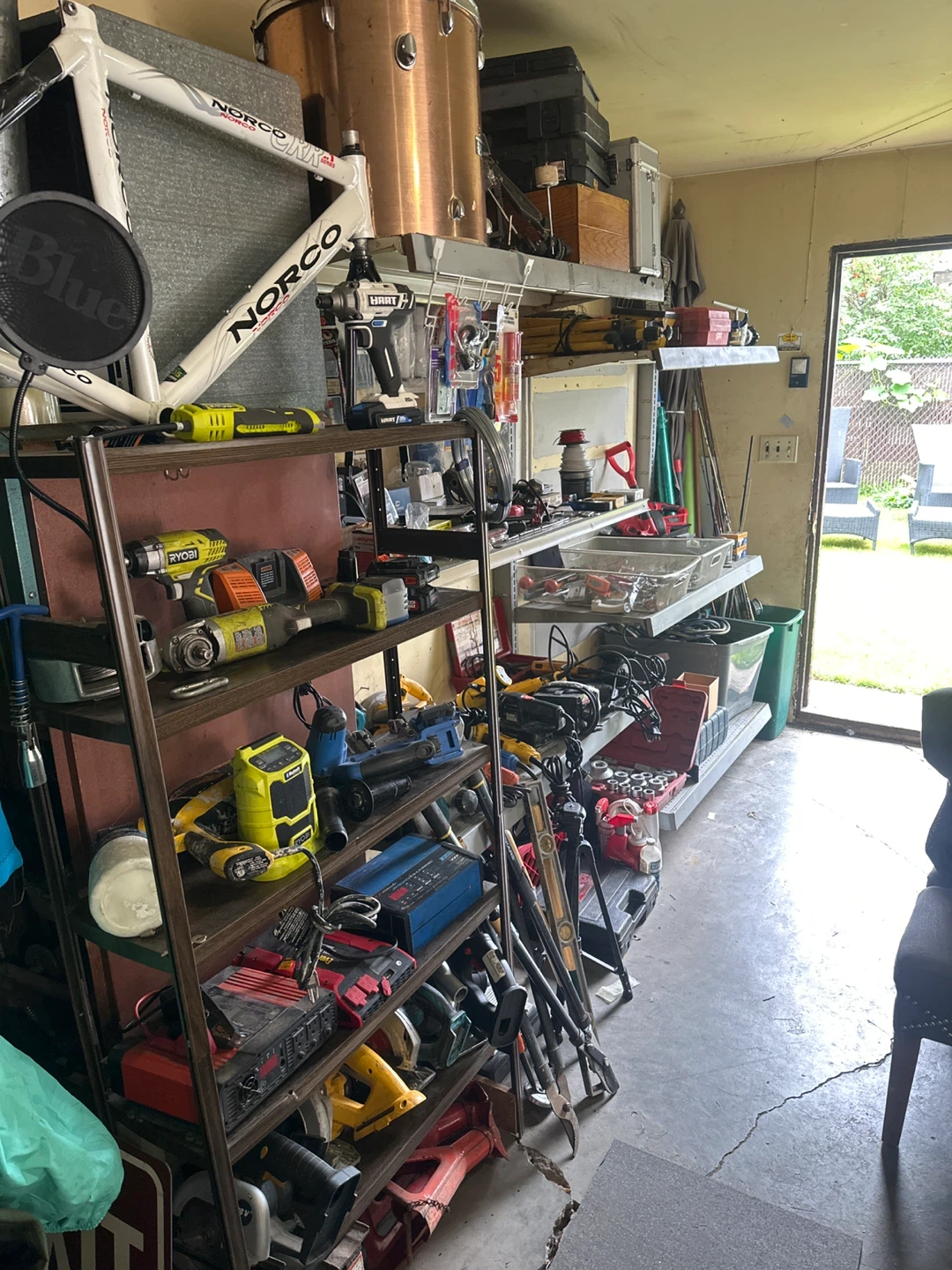 Garage sale. Bring friends and family for great deals - photo 3