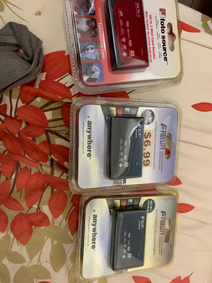 3 x Mini Card Readers (Foto Source, Fidelity)