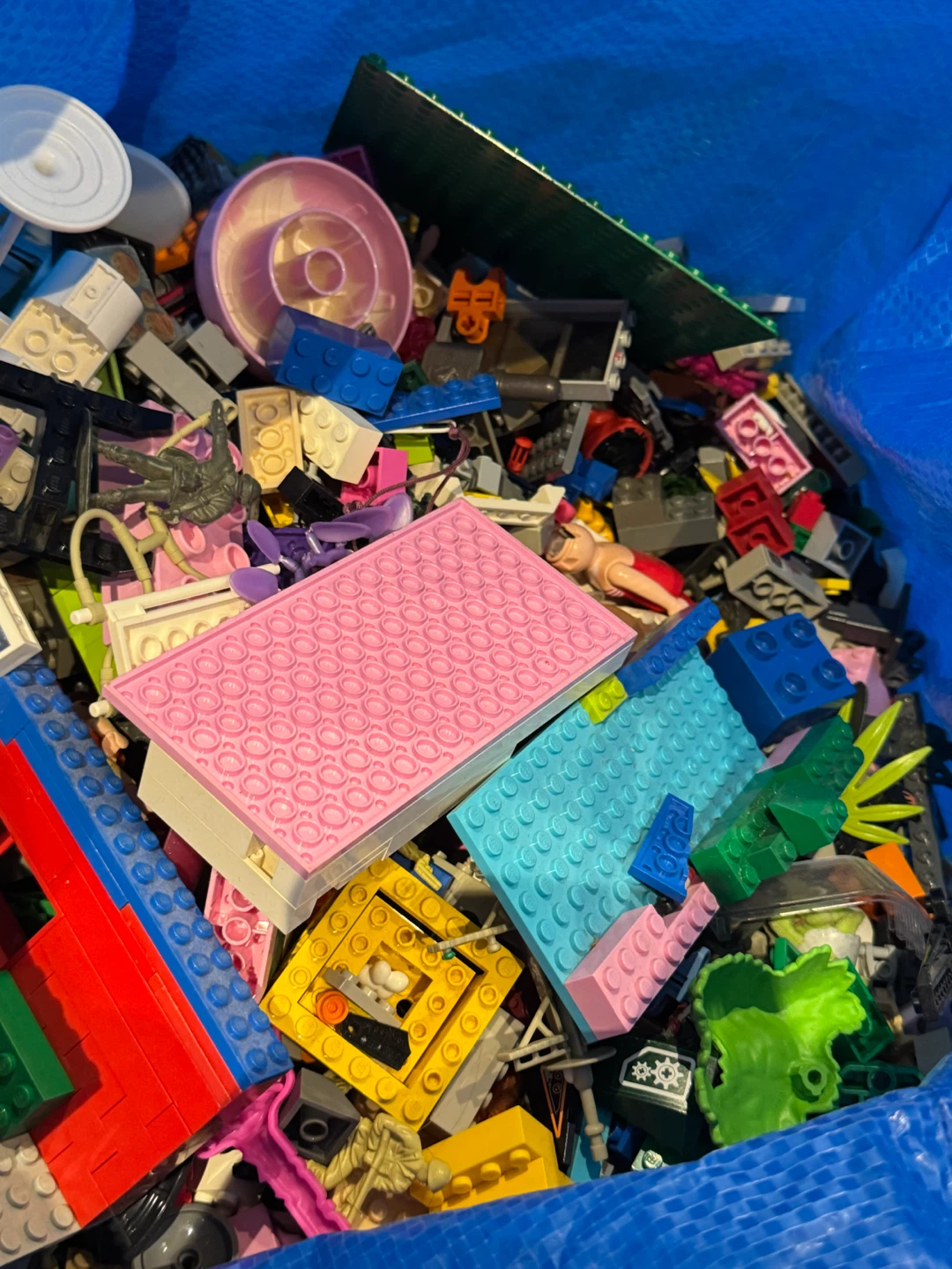 Large assortment of mixed LEGO pieces - photo 2