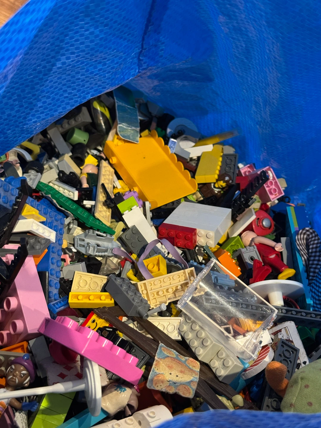Large assortment of mixed LEGO pieces - photo 3