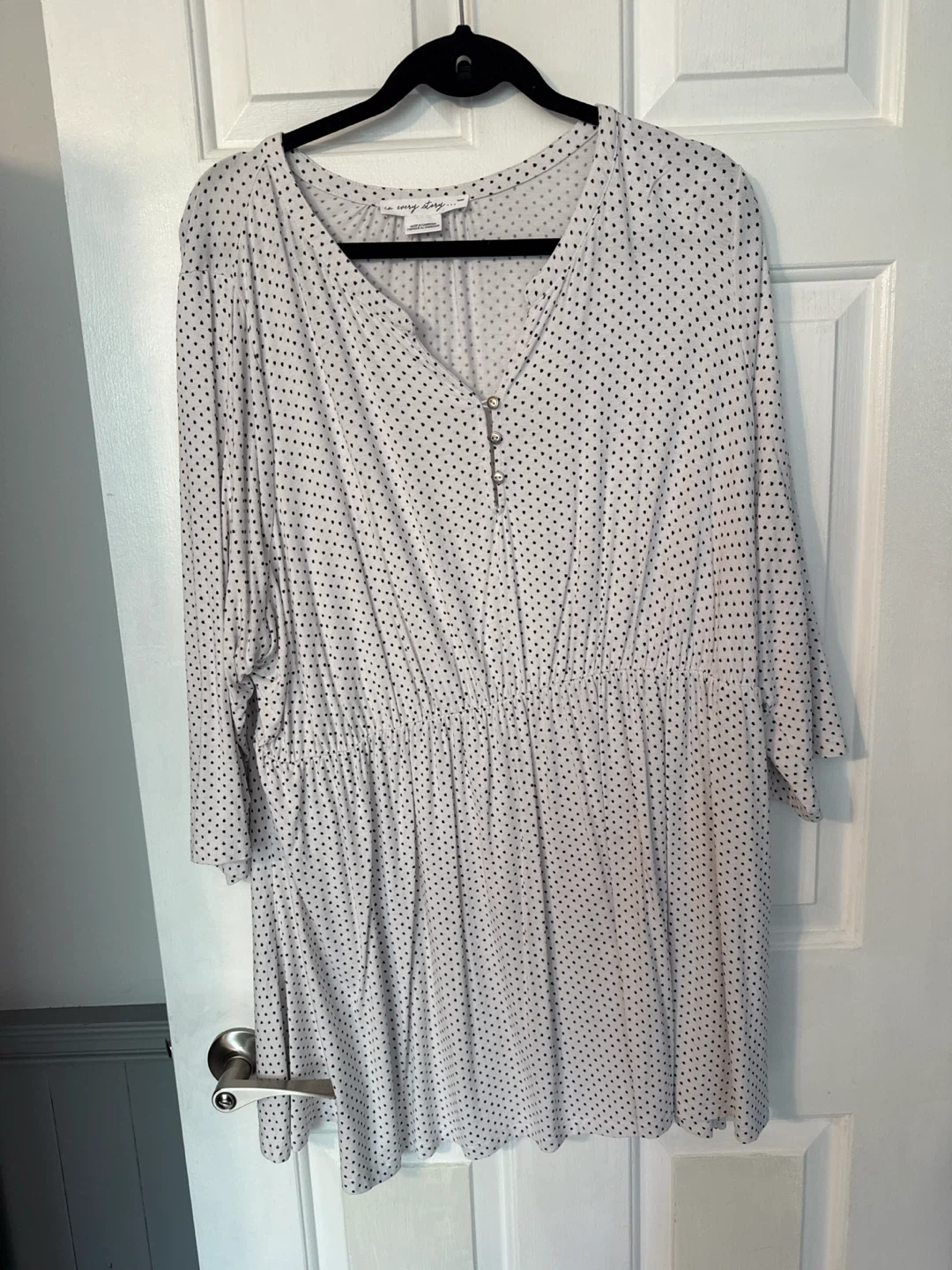 Fine Polka dot V-neck shirt/ Size 3X