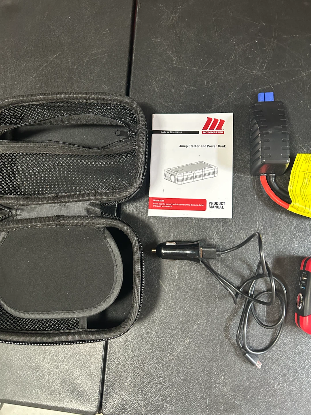 MotoMaster 600A Jump Starter and Power Bank 011-2062-4 - photo 2