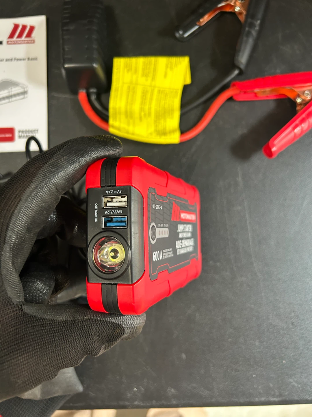MotoMaster 600A Jump Starter and Power Bank 011-2062-4 - photo 3