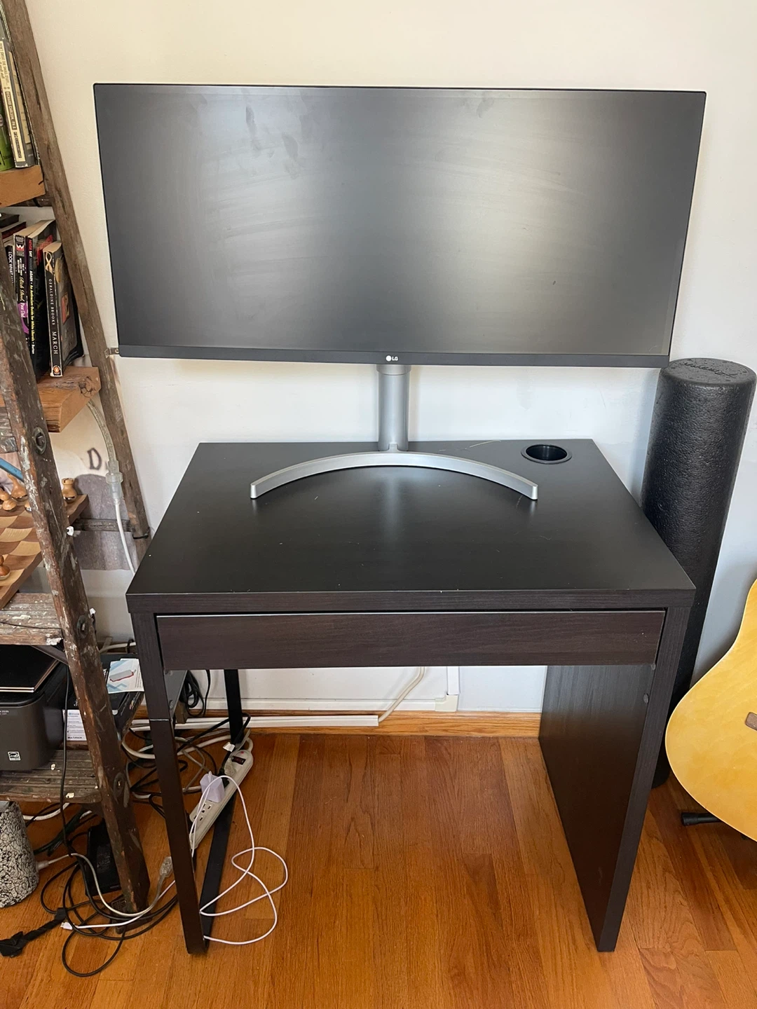 Computer monitor + desk (sold together) - photo 2