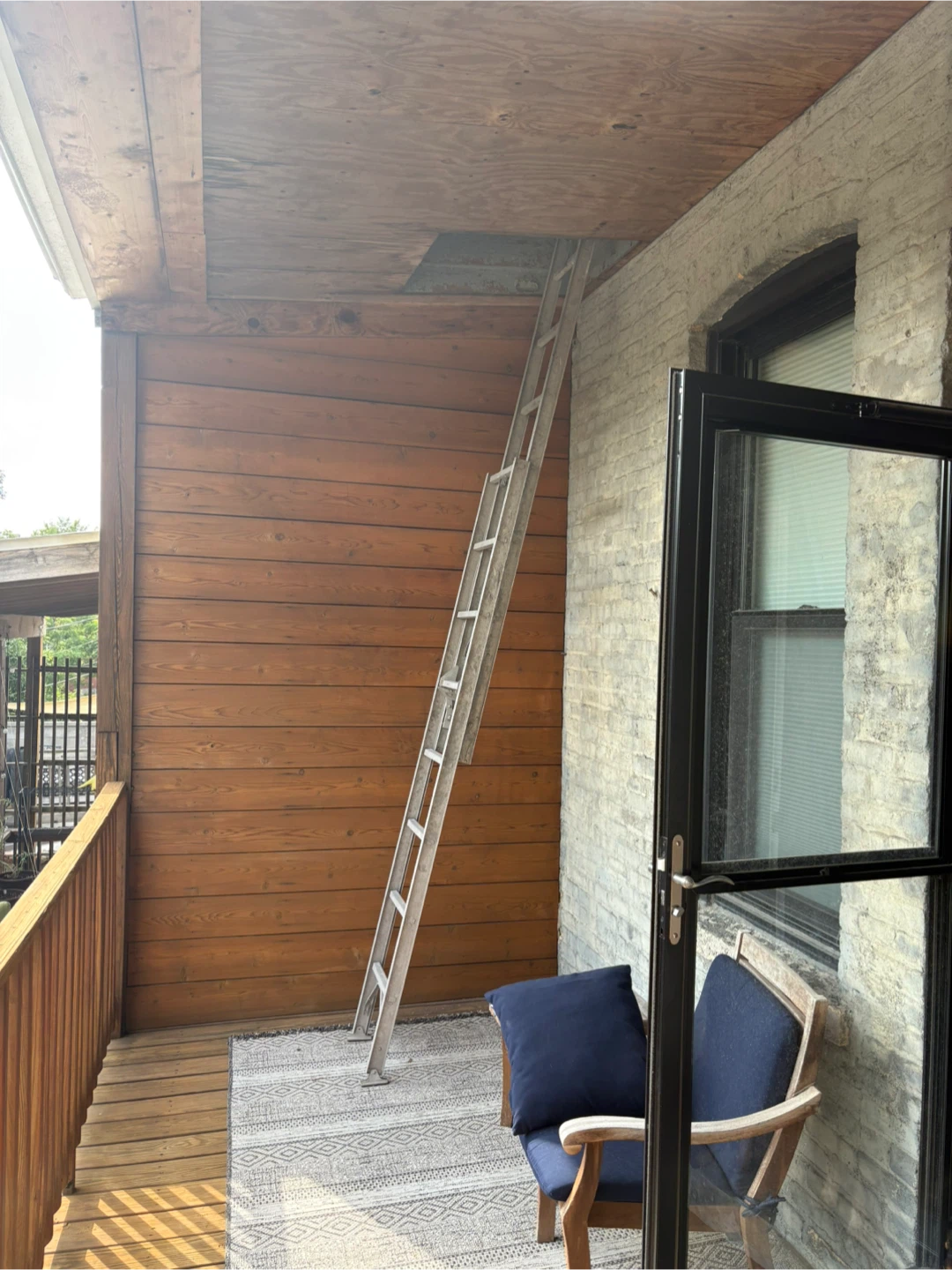 Aluminum Extension Ladder (8’ closed; 16’ open) - photo 2