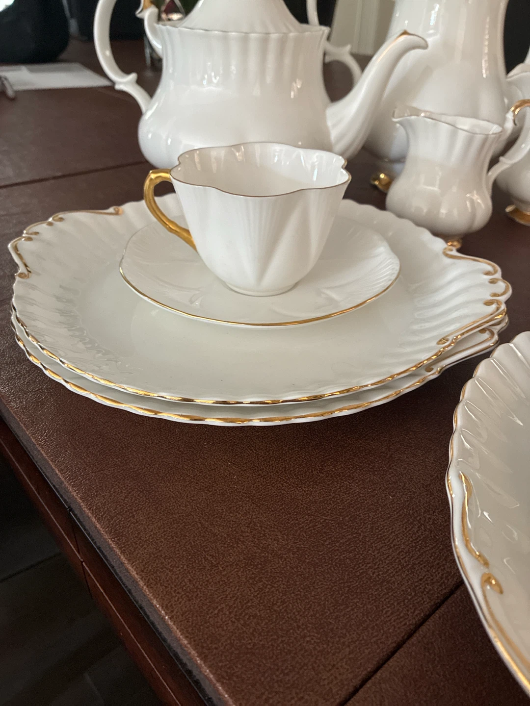 Elegant White and Gold Porcelain Tea Set - photo 5