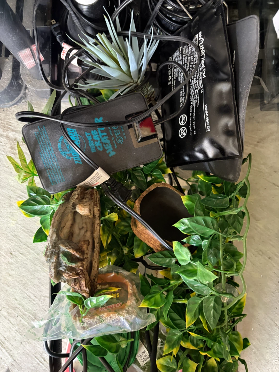 Reptile tank accessories and heating pads - photo 2