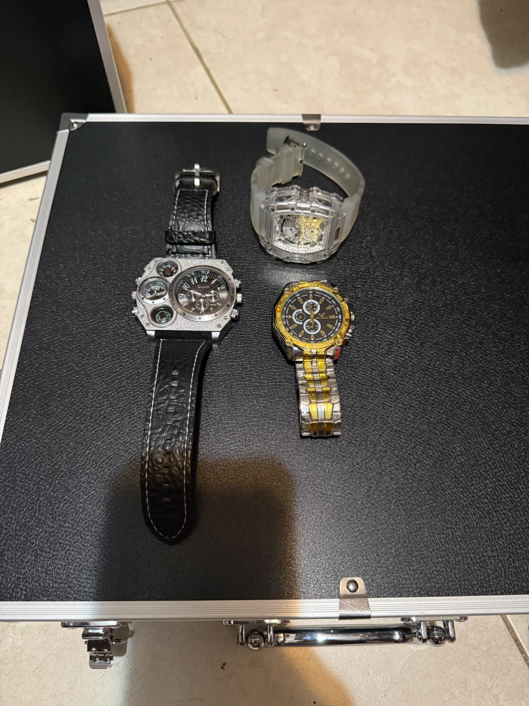 3 watch’s lot Oulm Quartz Watch with Compass and Multiple Dials - photo 2