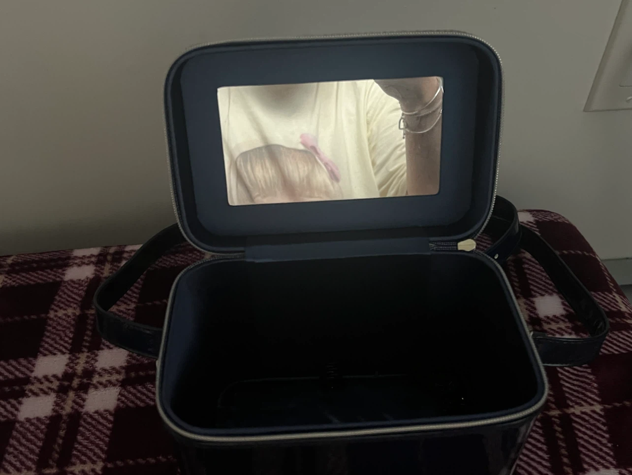 Estee Lauder Patent Leather Vanity Bag - photo 2