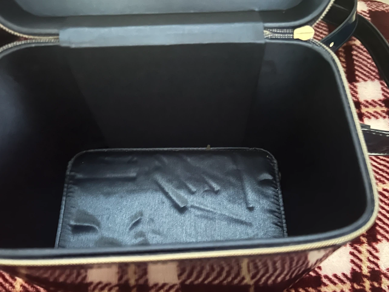 Estee Lauder Patent Leather Vanity Bag - photo 3