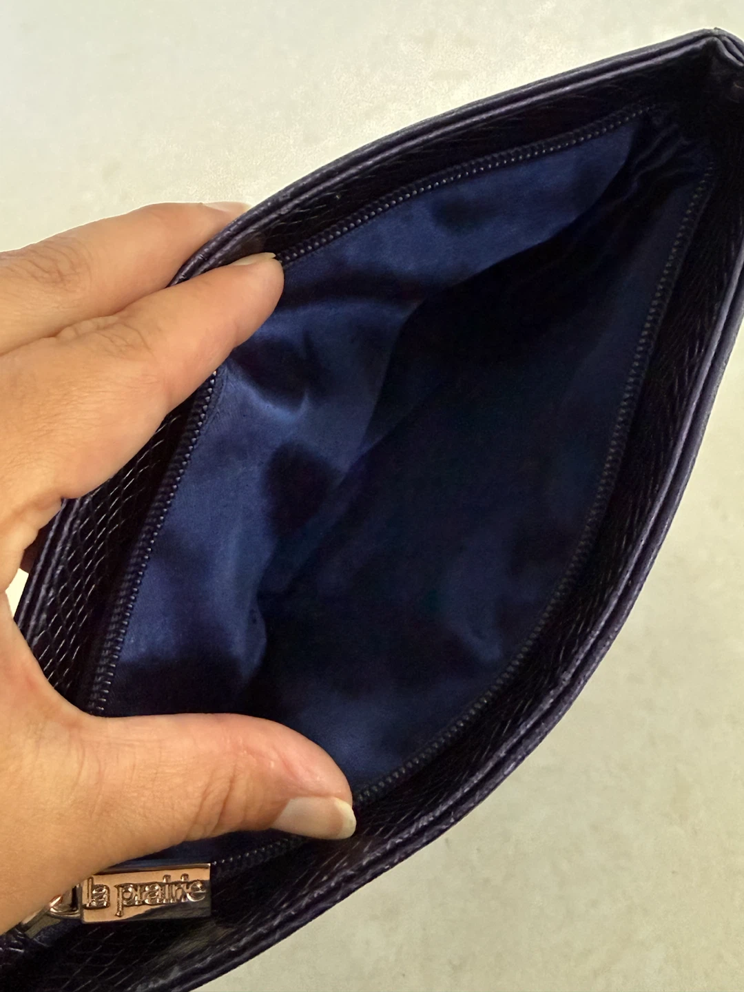 La Prairie dark blue cosmetic pouch - photo 4