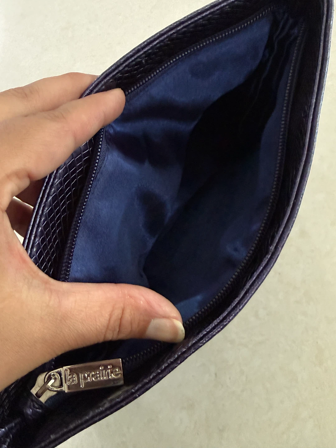 La Prairie dark blue cosmetic pouch - photo 5